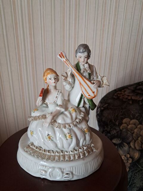 Couple en porcelaine représentant un musicien Creil (60)