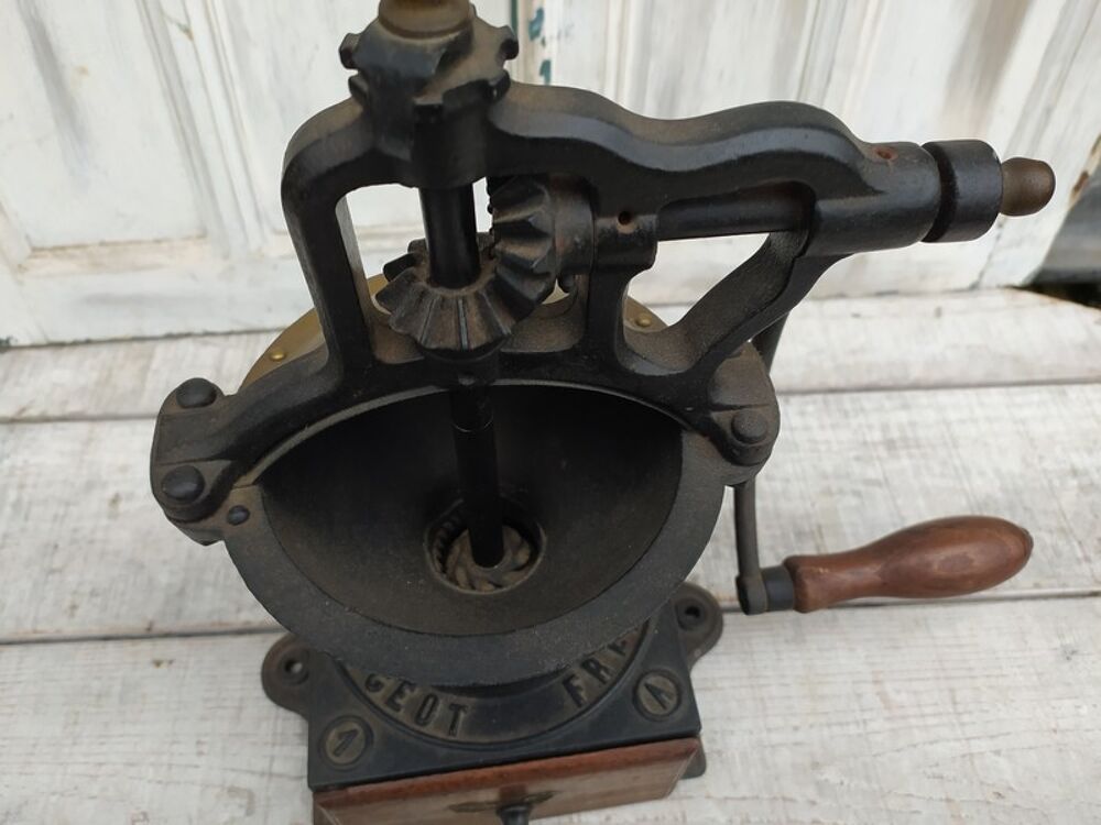 Ancien Moulin &agrave; Caf&eacute; de Comptoir Peugeot Fr&egrave;res A1. Décoration