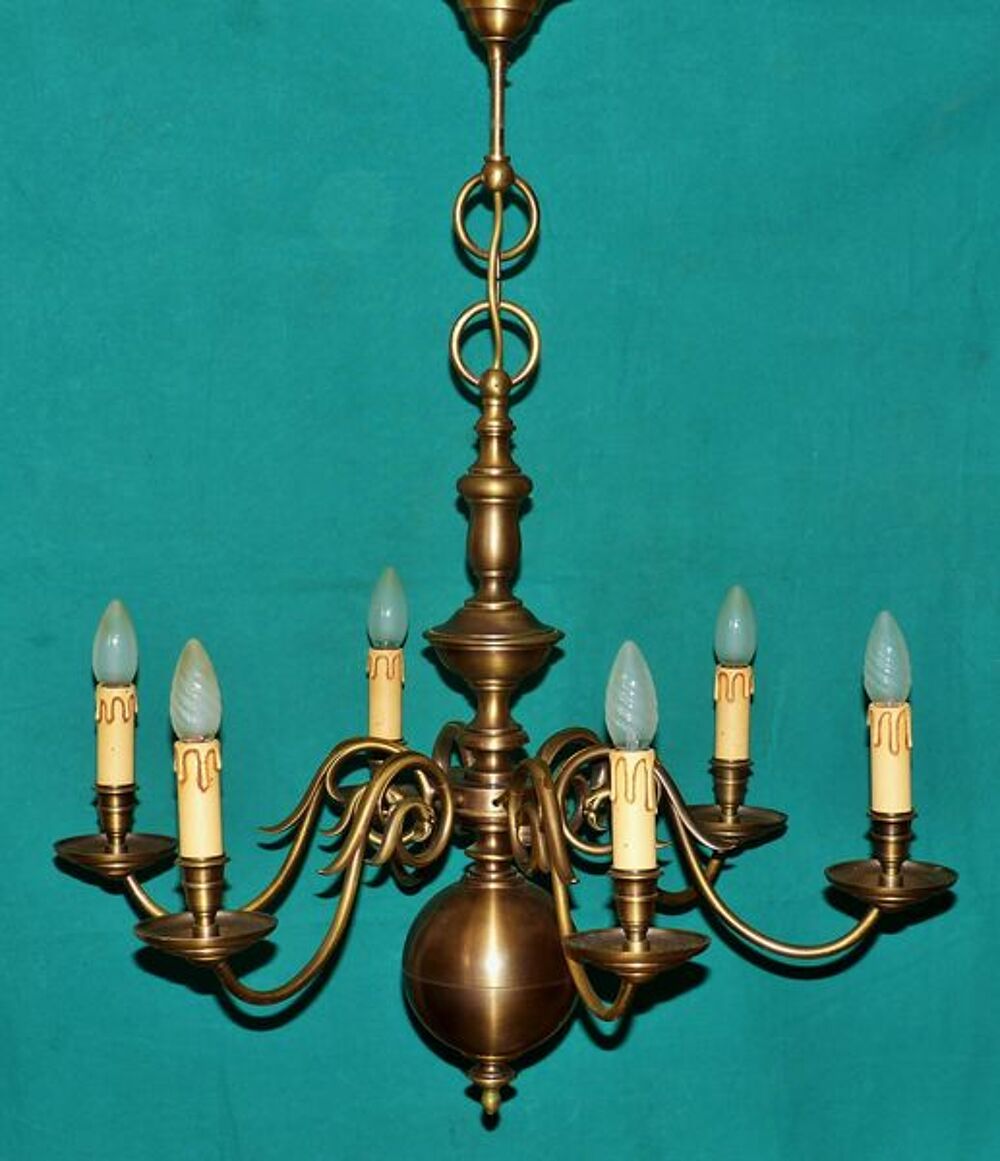 Tr&egrave;s beau Lustre en v&eacute;ritable Bronze Décoration