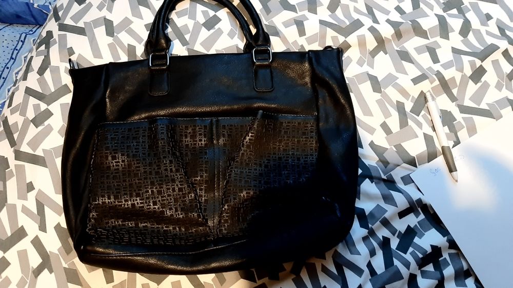 joli sac noir avec bandouli&egrave;re neuf jamais utilis&eacute; Maroquinerie