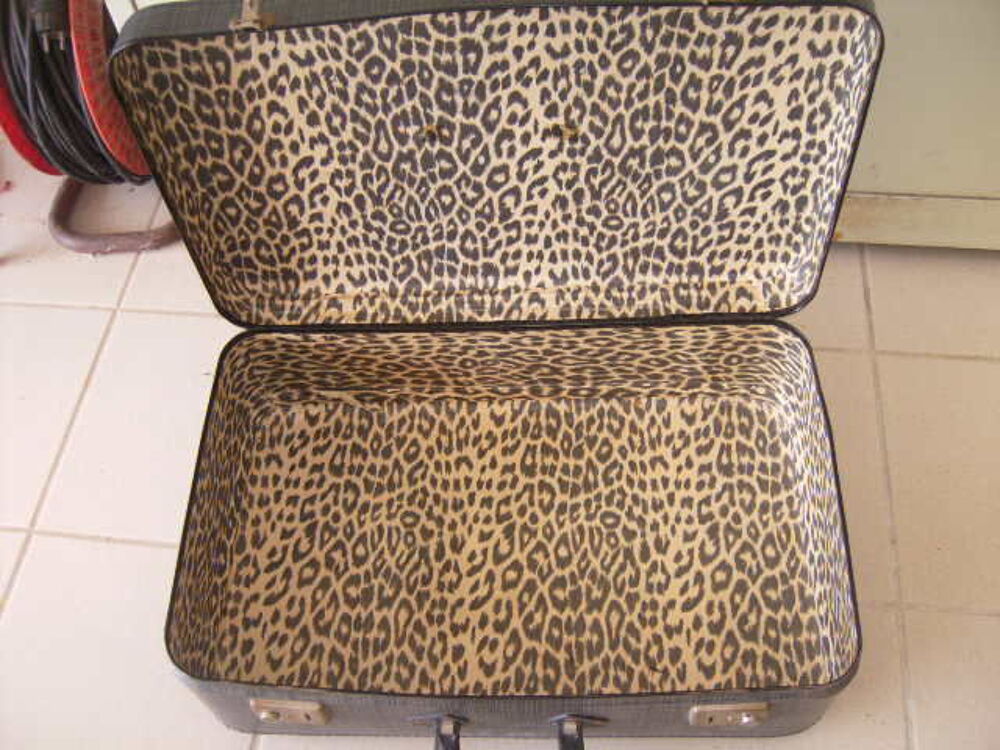 Valise vintage carton grise et d&eacute;cor l&eacute;opard Maroquinerie