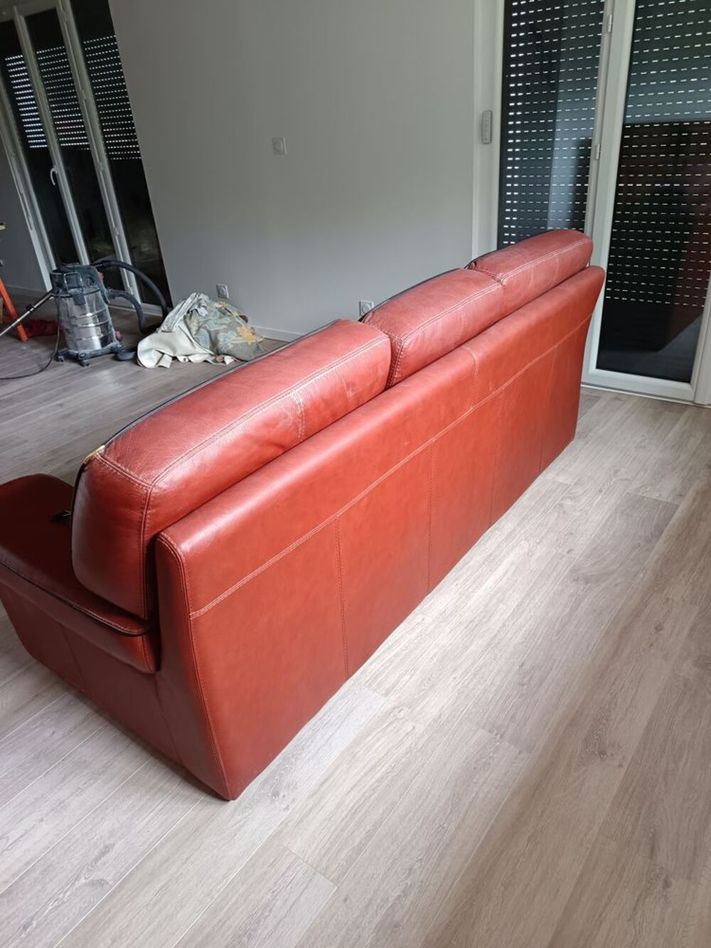 un buffet type enfilade et/ou un canap&eacute; fixe en cuir, Meubles