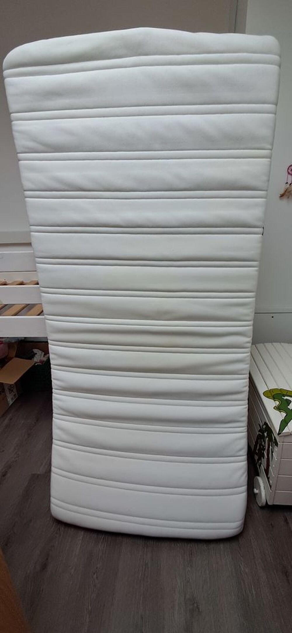 Lit enfant sur&eacute;lev&eacute;, matelas, linge de lit Mobilier enfants