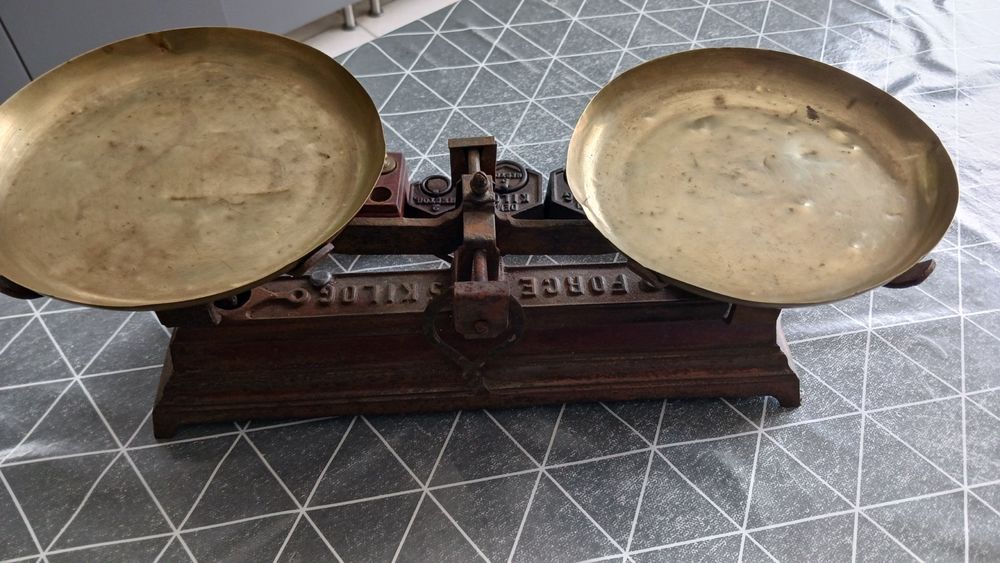 Balance &agrave; plateaux anciennes avec poids Décoration
