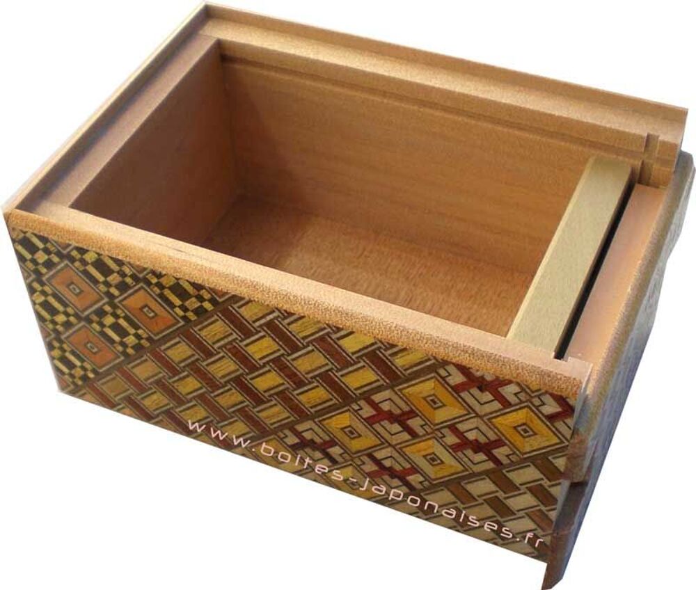 Boite &agrave; secrets du Japon en marqueterie Yosegi Sports