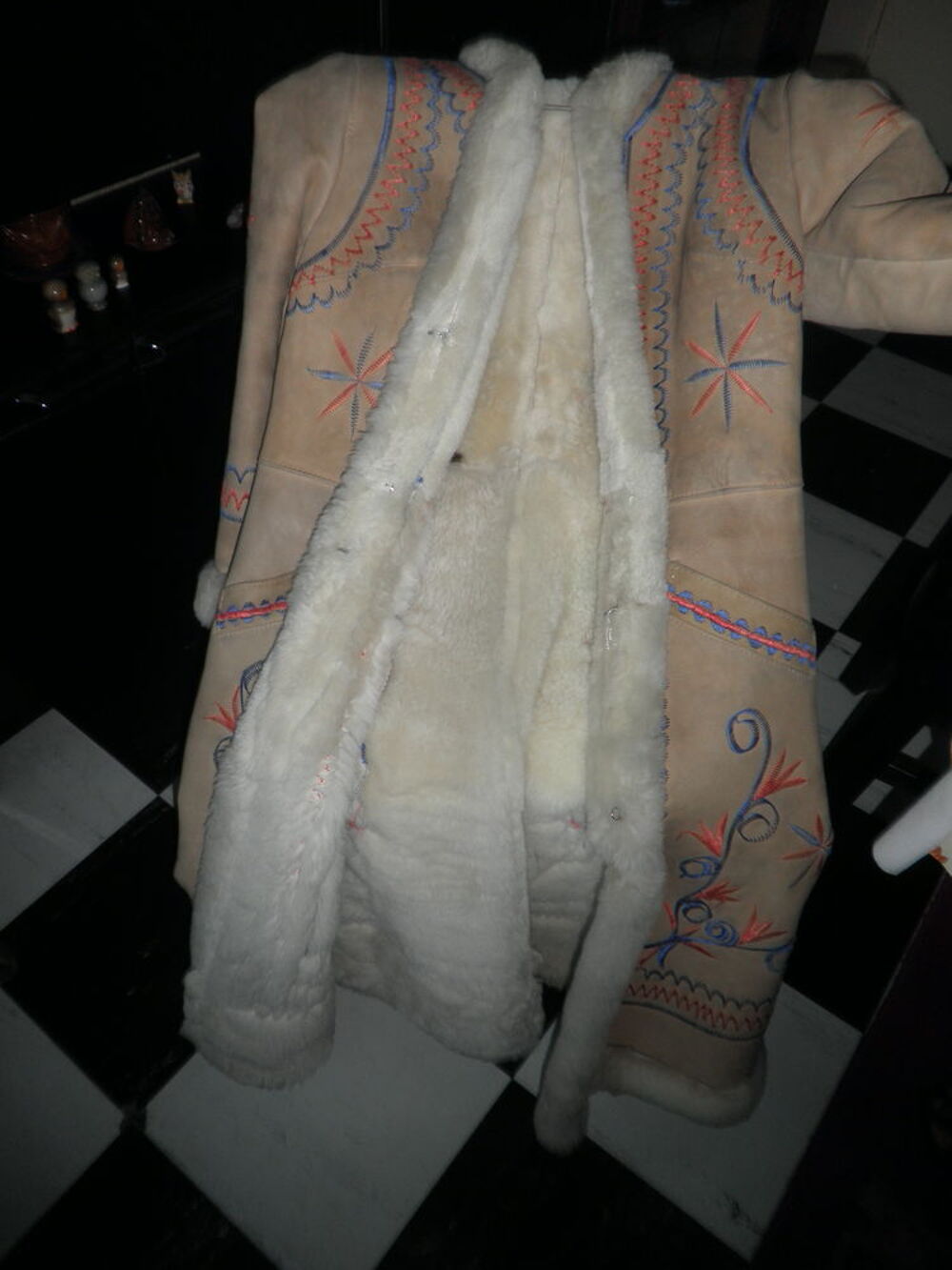 manteau hiver en peau beige fonc&eacute;, en bon &eacute;tat Vêtements