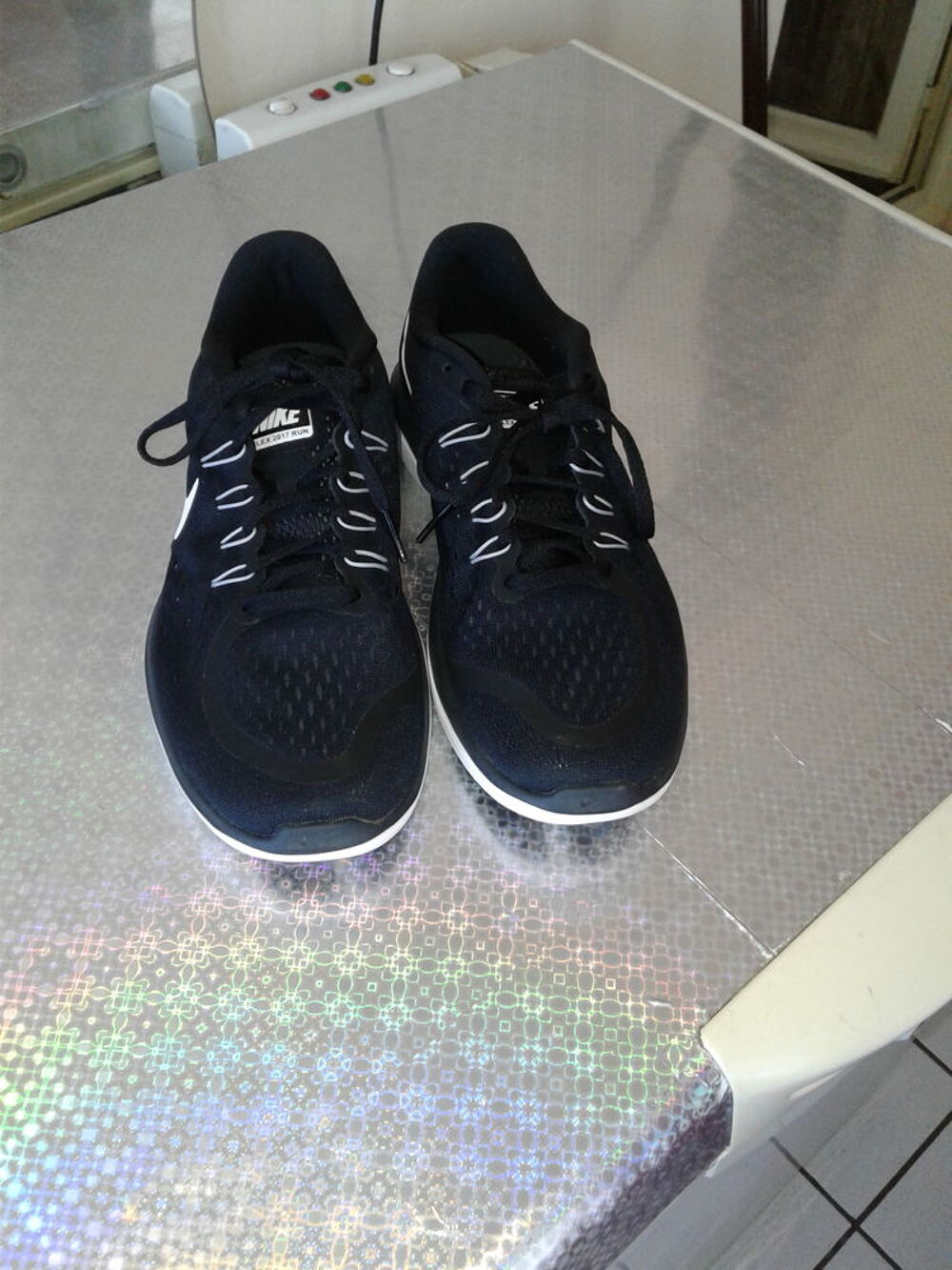 Basket couleur noir . Pour Femme . Etat Neuf Pointure 41 Chaussures
