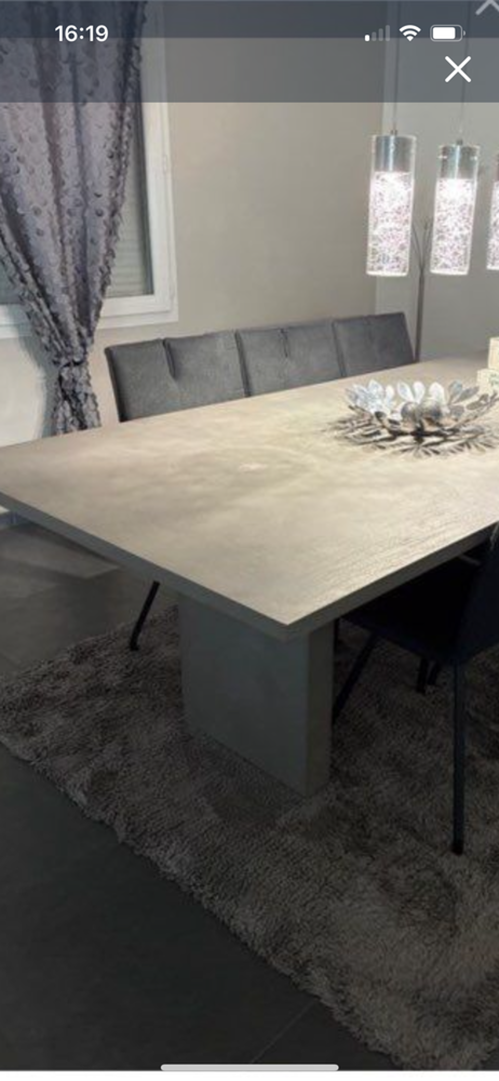 Table en b&eacute;ton gris anthracite Ligne Roset Meubles