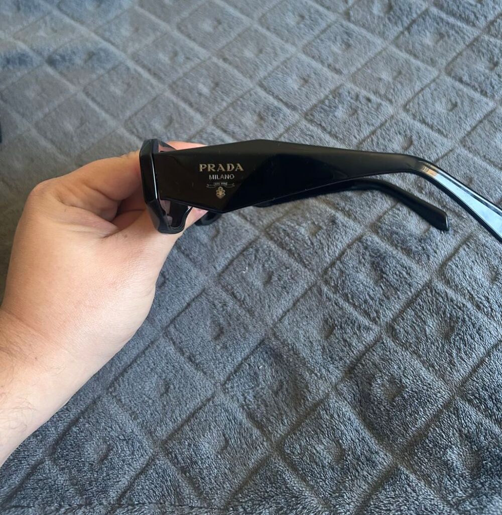 Lunettes de soleil noires Prada avec &eacute;tui Bijoux et montres