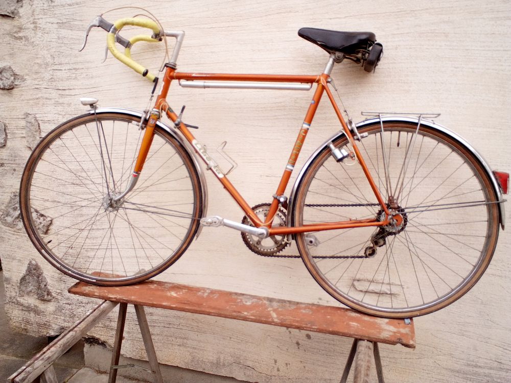Beau v&eacute;lo de route avec pneus tr&egrave;s bon &eacute;tat.- 10 vitesses - Vélos