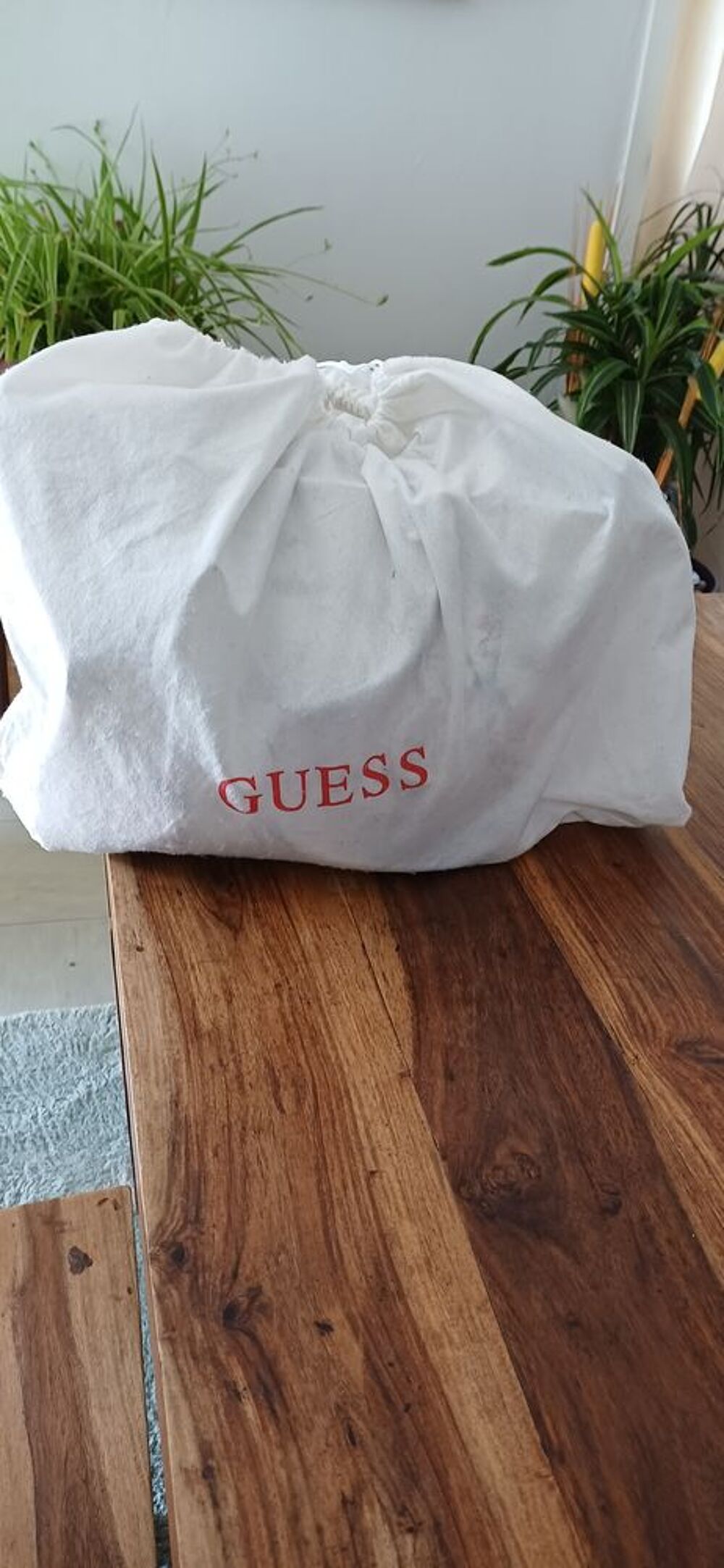 joli sac "marque Guess' blanc , fleur et colibri Maroquinerie