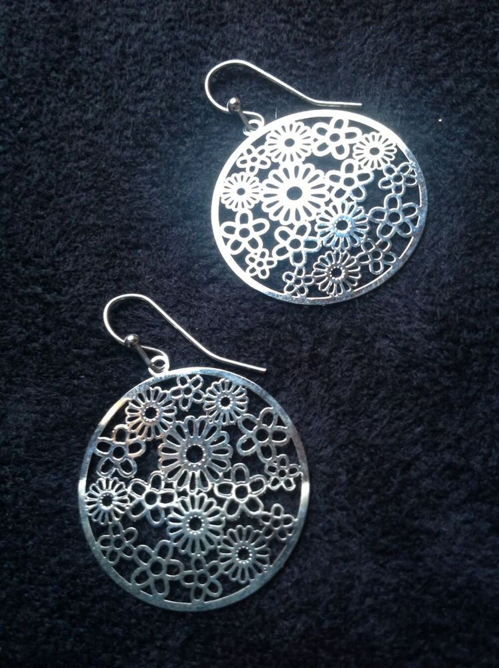BOUCLES OREILLES ARGENT&Eacute;E RONDE FLEURS TAILLE VARI&Eacute; Envoi Po Bijoux et montres