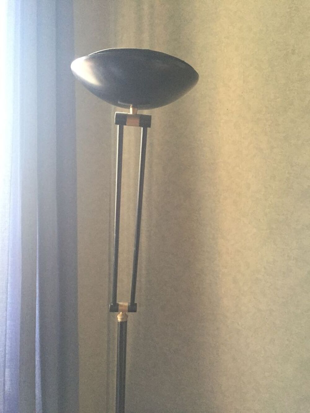 Lampadaire de couleur or et noir Meubles