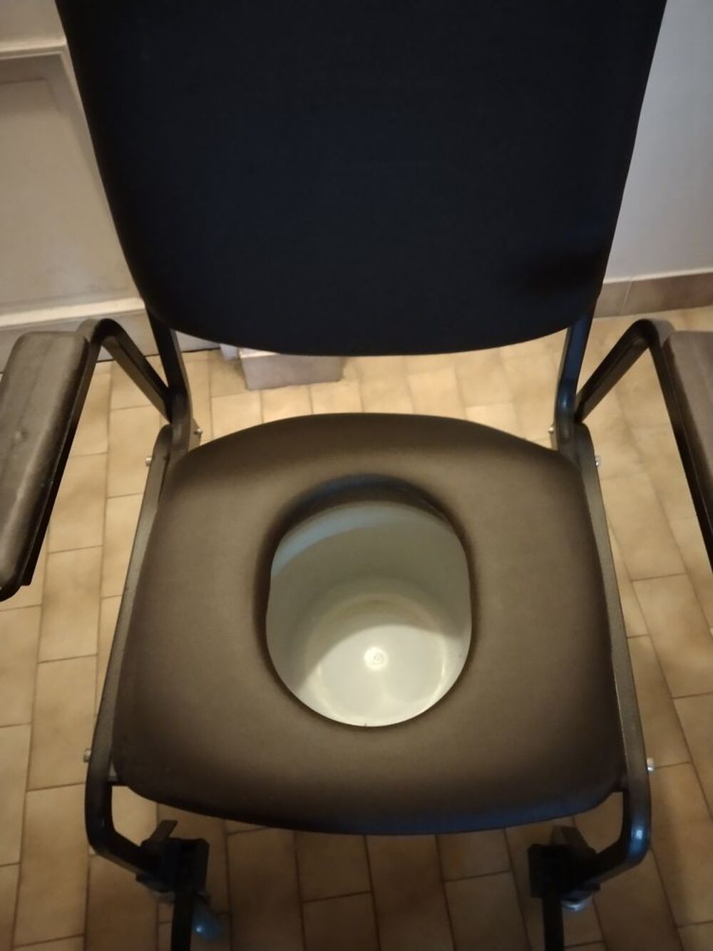 CHAISE PERCEE POUR PERSONNE A MOBILITE REDUITE Meubles