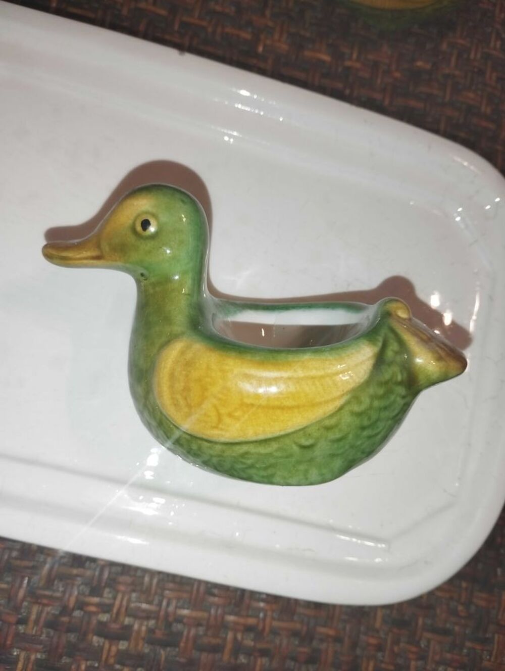plateau de pr&eacute;sentation &agrave; oeufs en c&eacute;ramique et forme de canard. Décoration