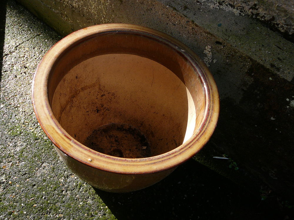 Tr&egrave;s belle Jardini&egrave;re en terre d&eacute;cor&eacute;e Jardin