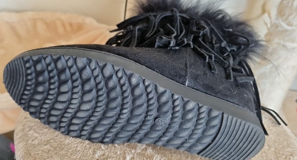 Tr&egrave;s jolies boots NEUVES P 39 Chaussures