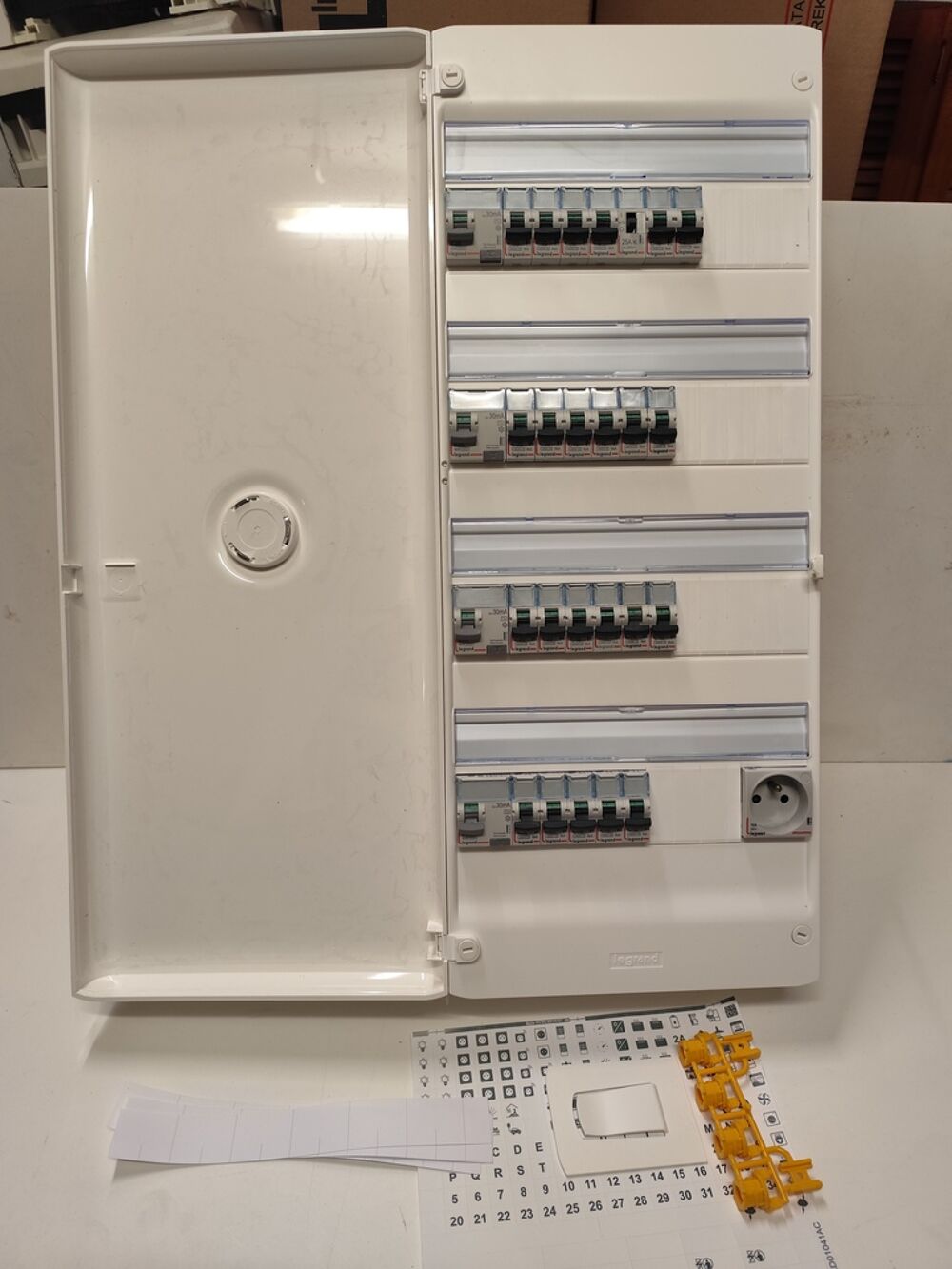 Tableau &eacute;lectrique 4 rang&eacute;e Drivia Legrand T6 &eacute;volu&eacute; + porte Bricolage