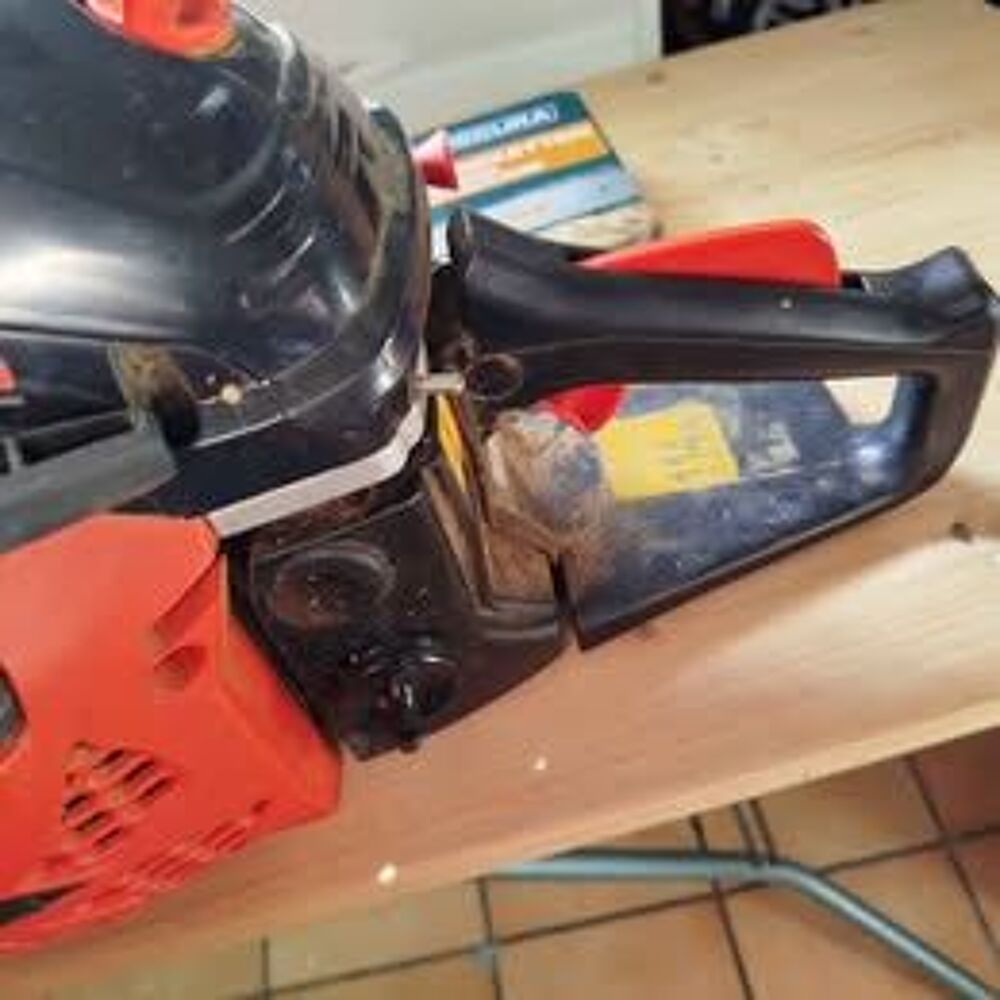 une tron&ccedil;onneuse thermique Bricolage