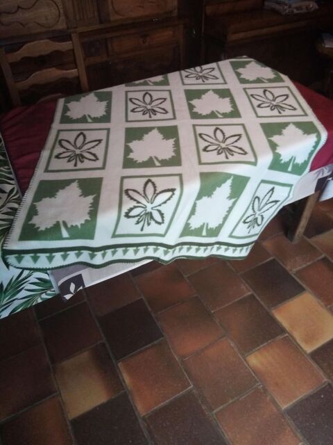 Plaid motif feuilles 1m58x1m16 neuf jamais servi 8 Avermes (03)