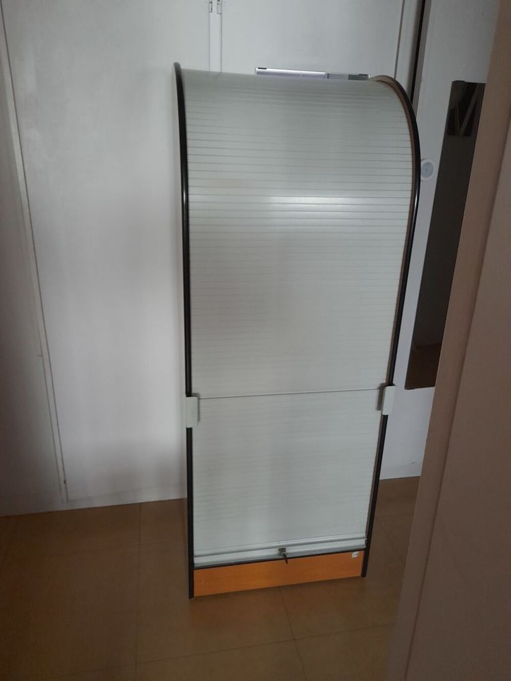 2 rangements avec rideaux metalliques Meubles