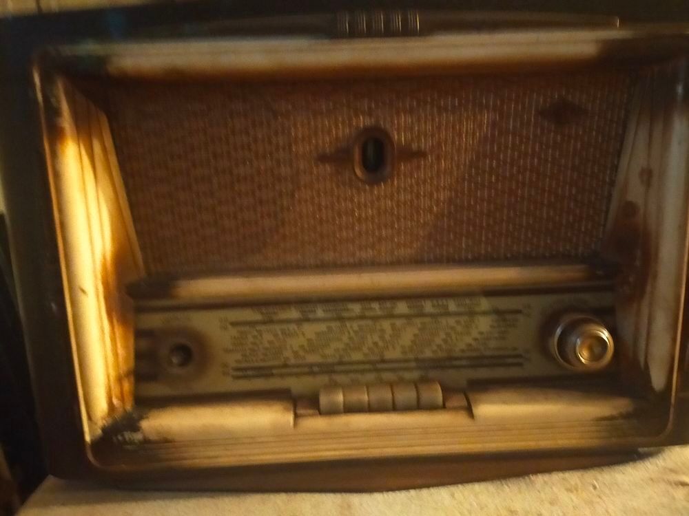 3 postes anciens et 1 tourne disque 