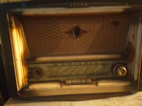 3 postes anciens et 1 tourne disque 0 Saint-Jean-la-V�tre (42)