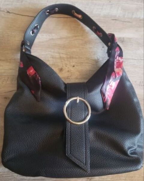Sac à main noir avec foulard 25 Castries (34)