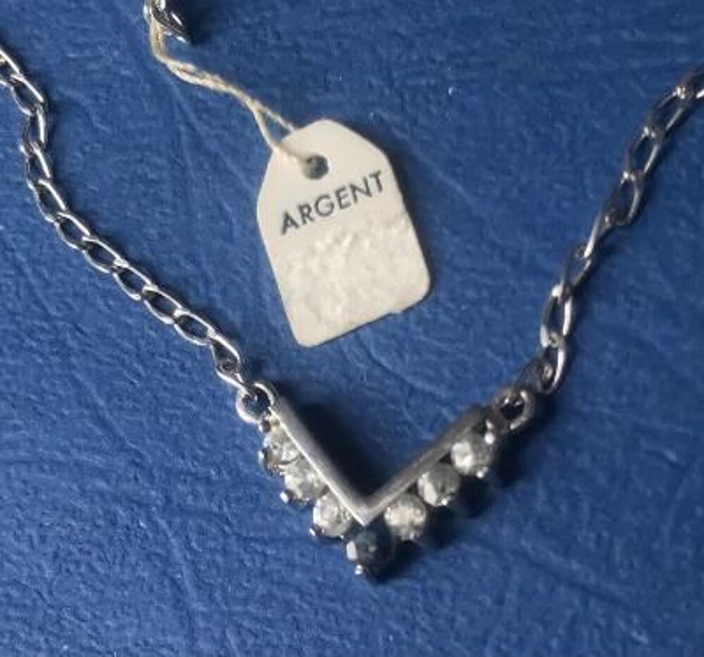 Collier en ARGENT poin&ccedil;onn&eacute; pierre bleue et zircons Bijoux et montres
