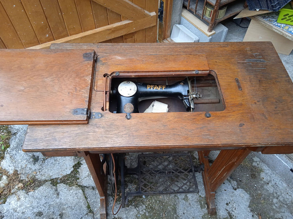 Machine &agrave; coudre PFAFF Meubles