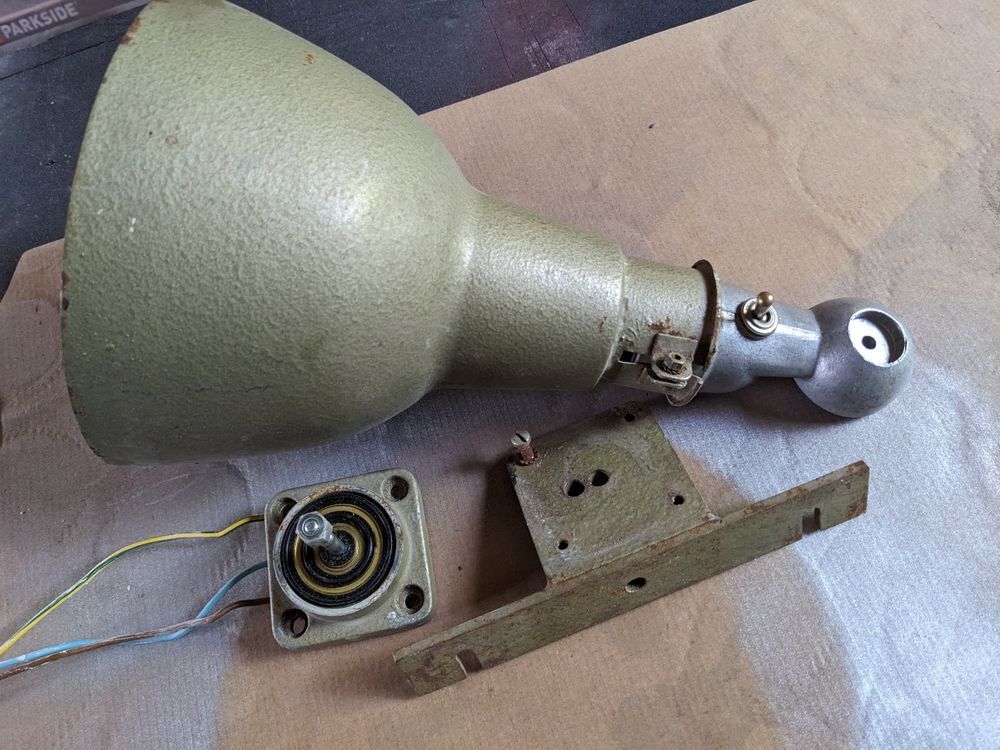 Lot de Pi&egrave;ce d&eacute;tach&eacute;e lampe Jielde. Base de lampe + abat-jou Décoration