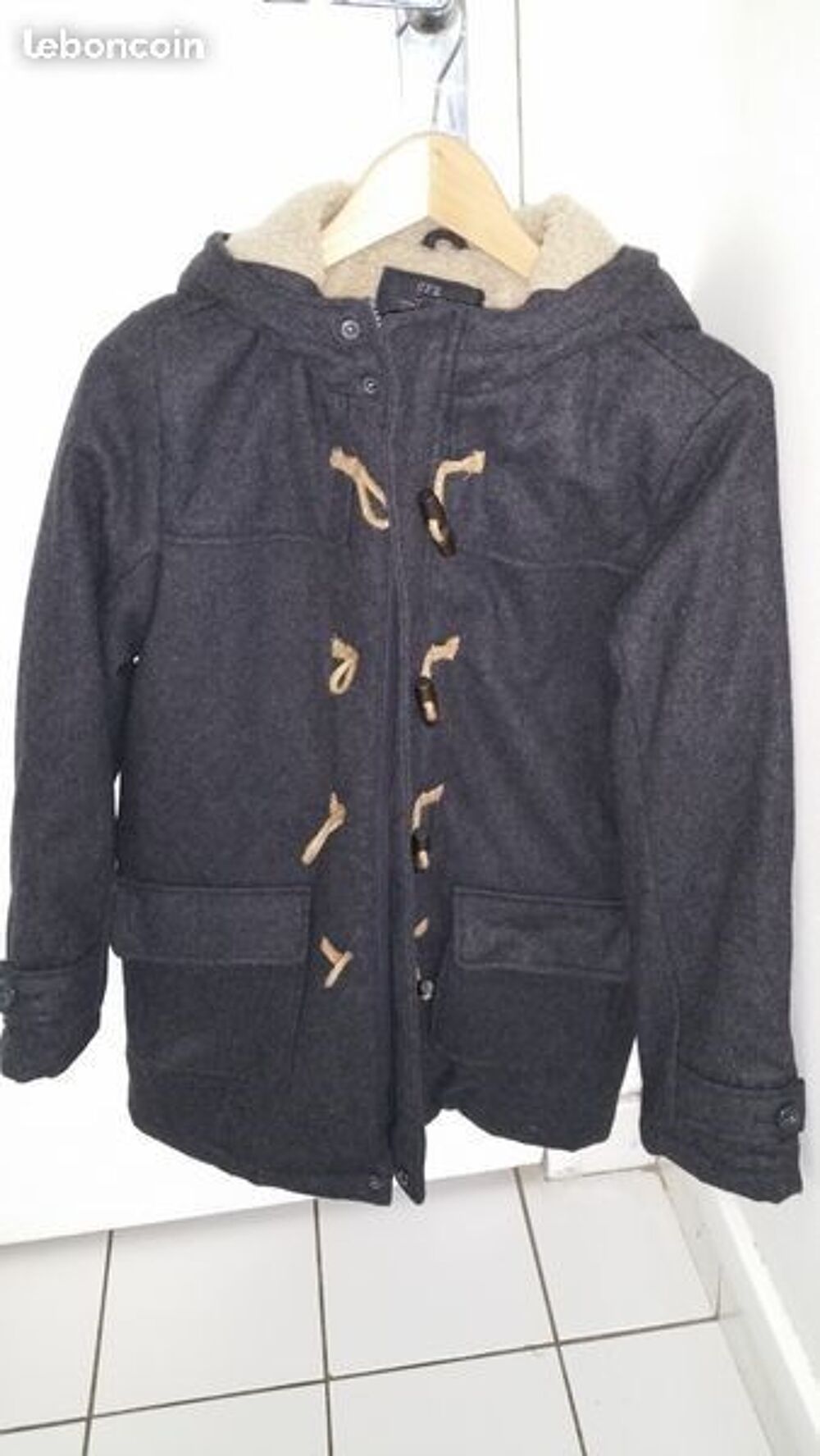 Manteau gris chin&eacute; Enfant CFK 12 ans. 
Jamais port&eacute;. Vêtements enfants