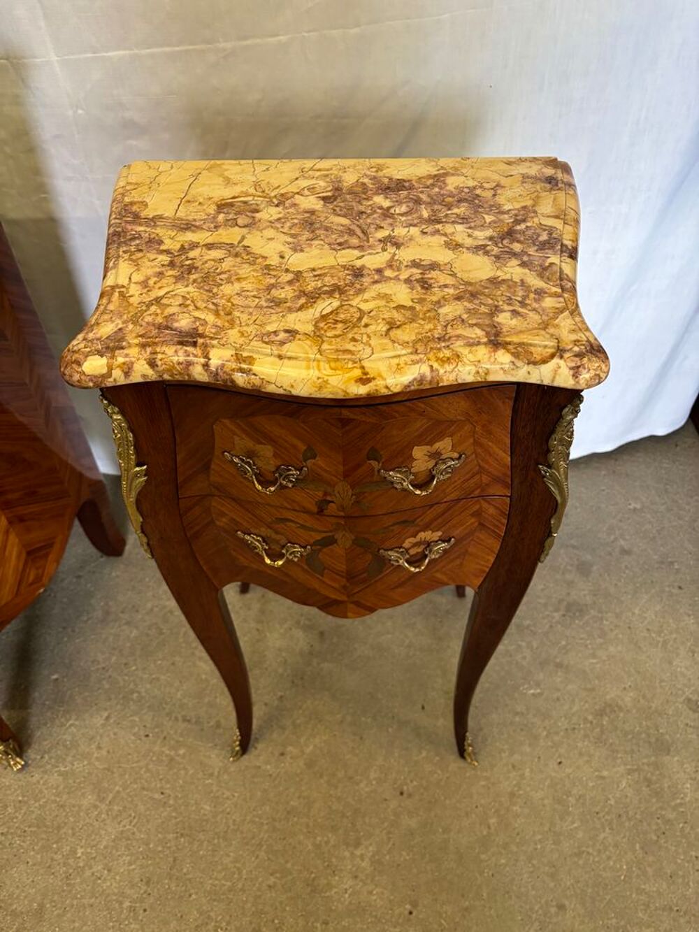 Ensemble Louis XV ? Commode galb&eacute;e &amp; paire de chevets Meubles