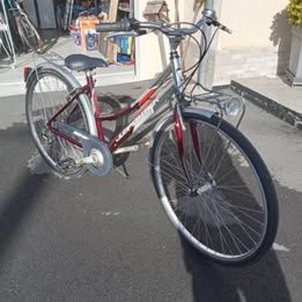 v&eacute;lo de femme tr&egrave;s bonne &eacute;tat .cadre alu tr&egrave;s l&eacute;ger et roue V�los