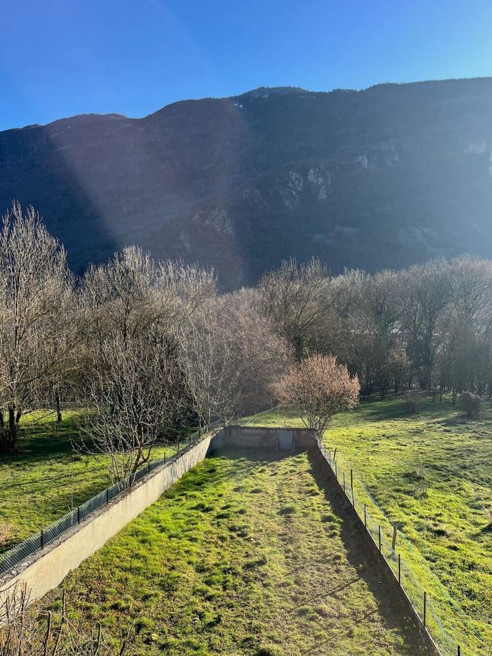 Vente Maison NOUVEAU PRIX ! SAINT REMY DE MAURIENNE Maison individuelle à rénover entièrement sur agréable terrain clos de 550 m2 Possibilité d'aménager une maison spacieuse ou de créer 2 ou 3 appartements indépendants Saint-rémy-de-maurienne