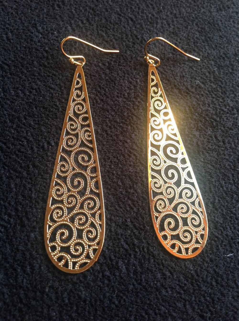 BOUCLES OREILLES GOUTTE 6,3cm Envoi Possible
Bijoux et montres