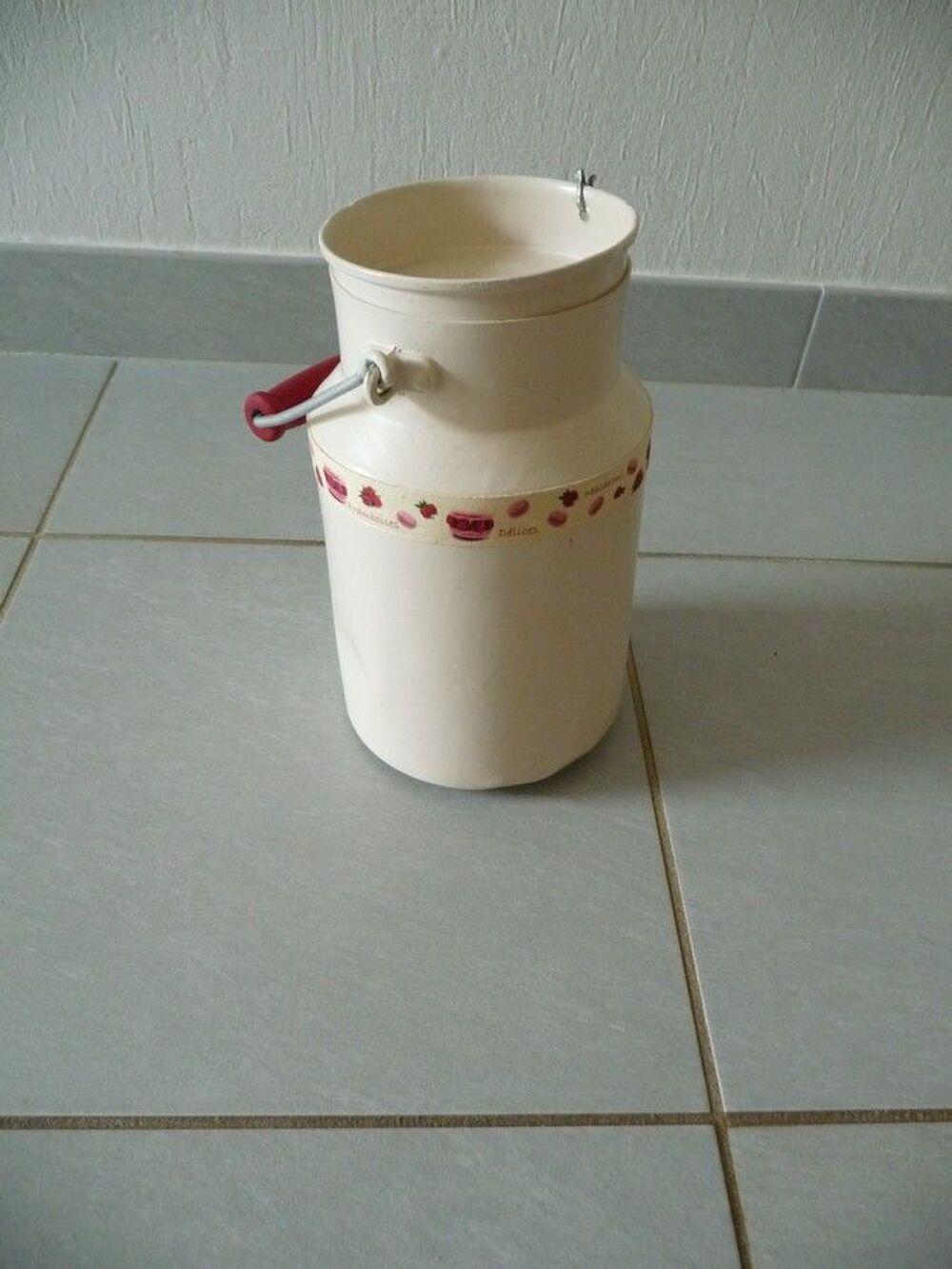 Pot &agrave; lait d&eacute;cor&eacute; en m&eacute;tal ancien Décoration