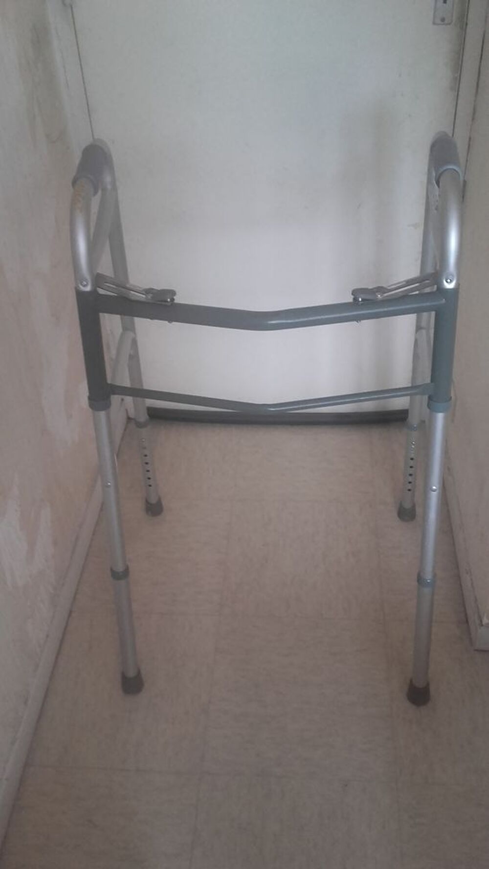 Cadre de marche/deambulateur neuf servi 4 mois Meubles