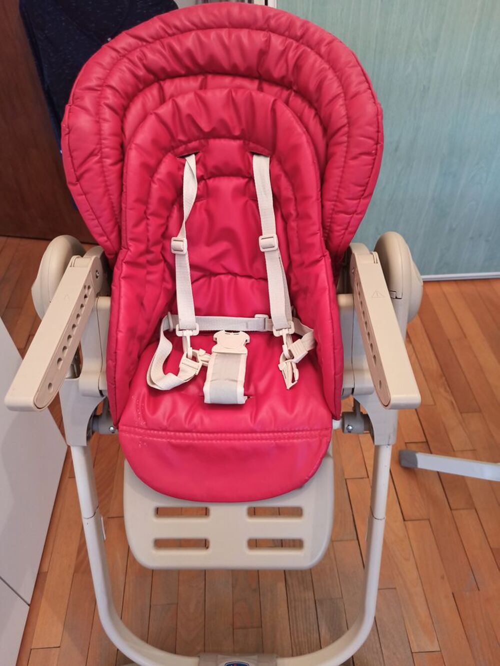 Chaise b&eacute;b&eacute; chicco rouge et beige Puériculture