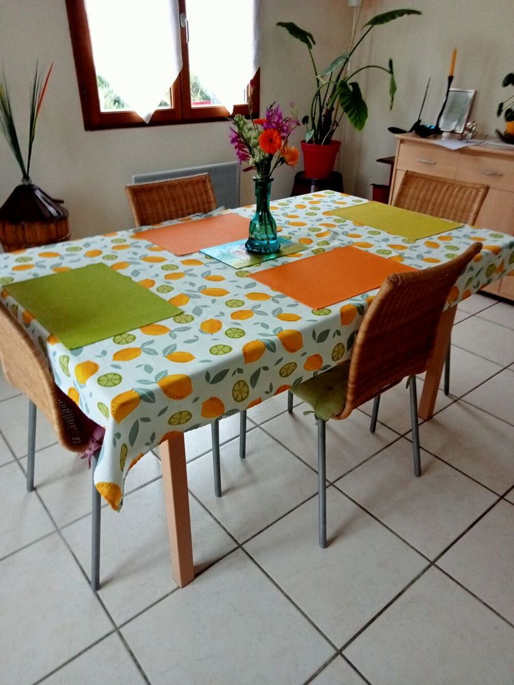 TABLE RECTANGULAIRE ET 4 CHAISES imitation rotin ,pieds gris Meubles