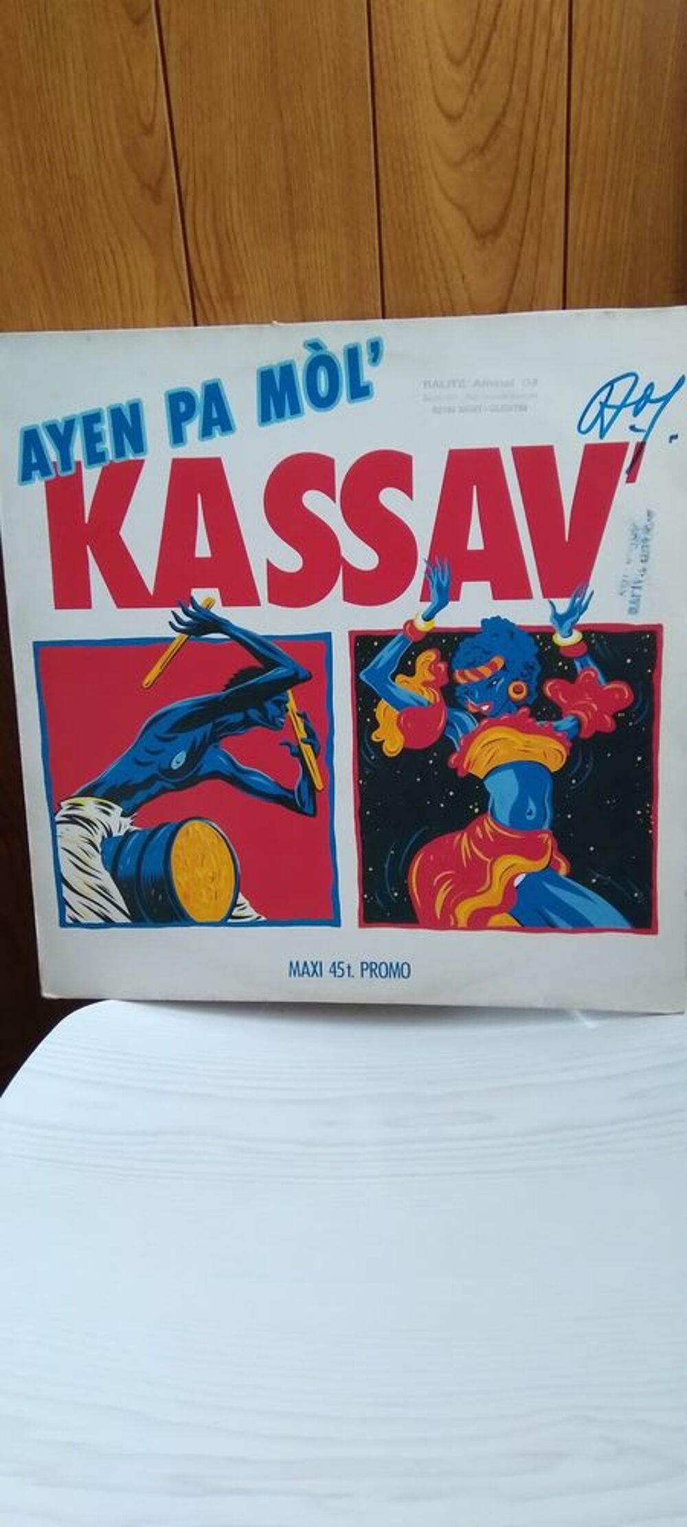 UN VINYLE DE MUSIQUE TROPICALE CD et vinyles