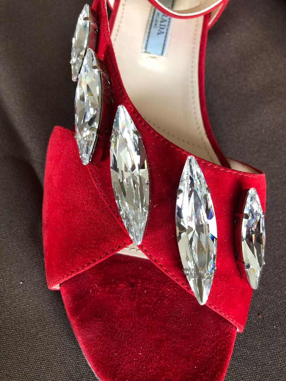 superbes escarpins en daim rouge corail, marque PRADA Chaussures