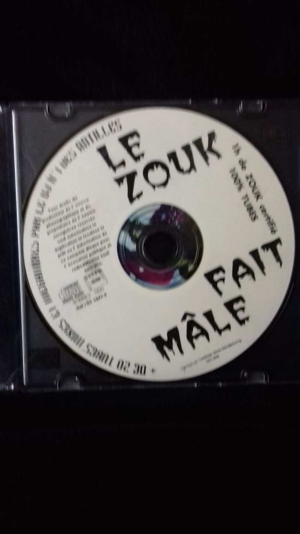 UN CD DE MUSIQUE TROPICALE CD et vinyles
