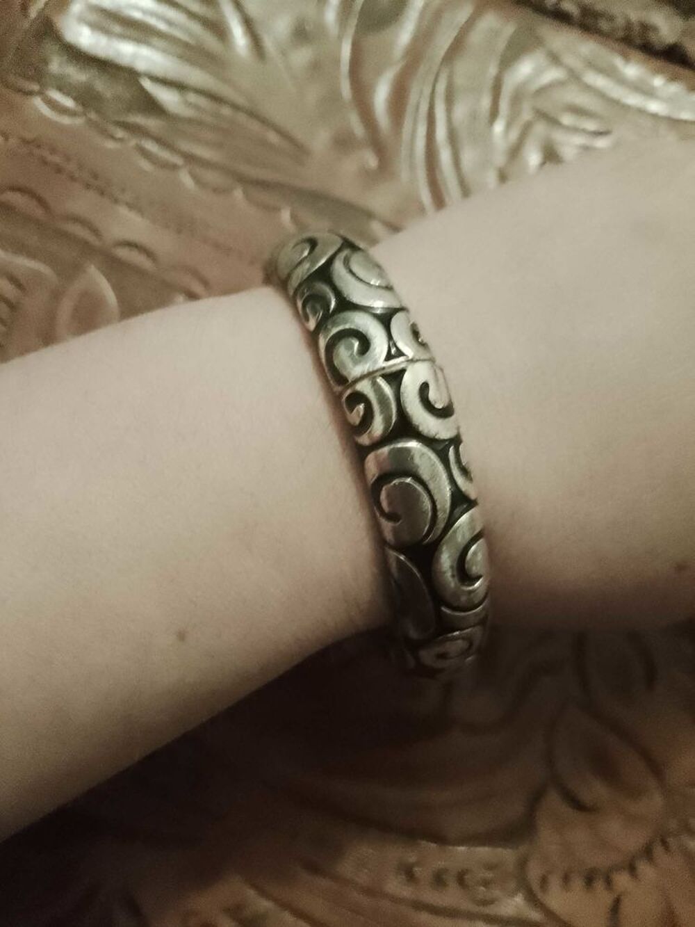 bracelet &eacute;lastique noir /argent&eacute; en m&eacute;tal. Bijoux et montres