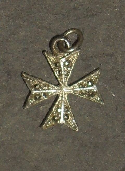Tr�s joli Pendentif  Croix de Malte . 20 Montreuil (93)