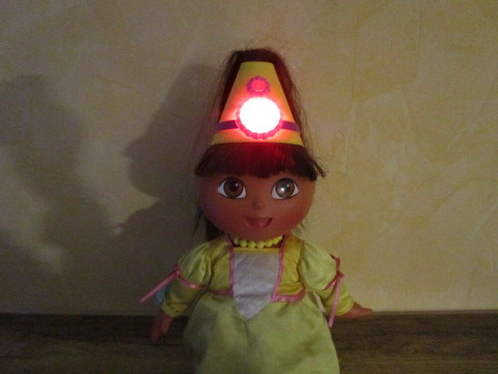 POUPEE DORA PARLE CHANTE CHEVEUX RETRACTABLE Jeux / jouets