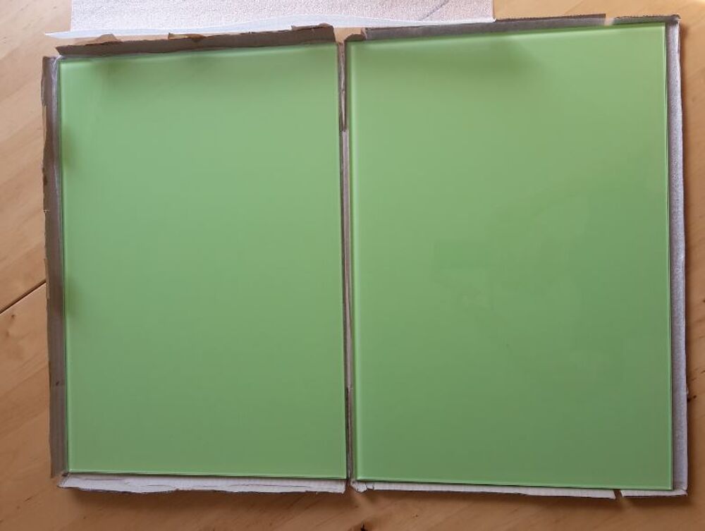 A saisir sur place, 2 tablettes en verre 50x34 couleur VERT Décoration