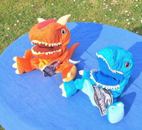 2 peluches/marionnettes   JURASSIC World > VOIR Descriptif 15 Angers (49)