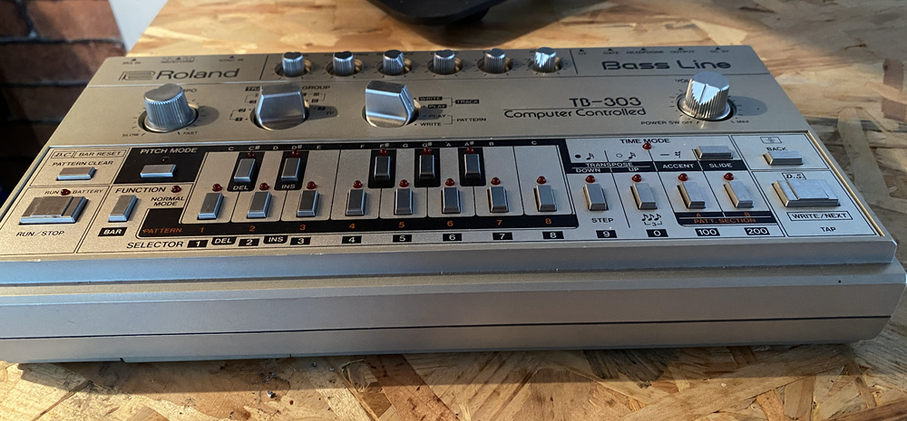 ROLAND TB 303 groovebox argent&eacute;e Audio et hifi