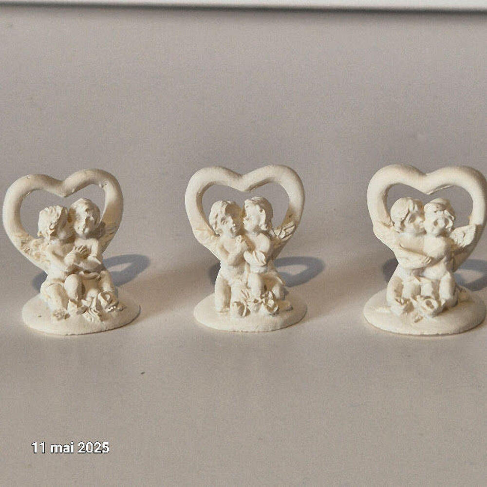 Lot de 3 couples d'anges assis devant un coeur g&eacute;ant Dcoration